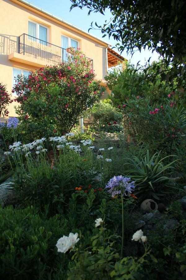 Apartments-Estate Under The Paintbrush فيس المظهر الخارجي الصورة